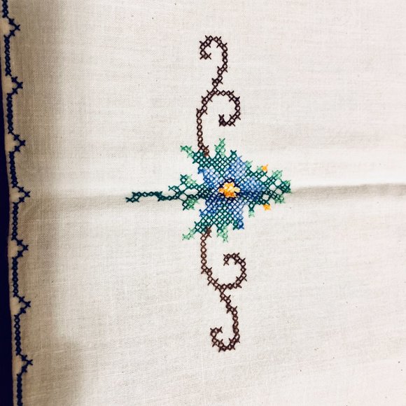 🌸 Vintage Hand-Embroidery Cross-Stitch Tablecloth from Poland - Picture 6 of 9